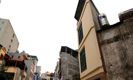 Nhà 'hình kỳ dị' lại mọc giữa Thủ đô sau cải tạo mương