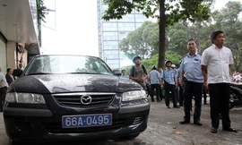 Quận 1 phạt xe biển xanh của tỉnh Đồng Tháp. Ảnh: Duy Trần.