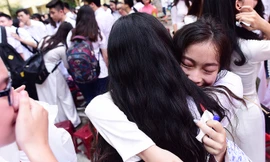 Học sinh cấp 3 xúc động ngậm ngùi chia tay thời áo trắng