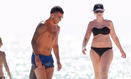 Tevez (giữa) có mặt tại bãi tắm ở Cancun, hôm 7/1. Tiền đạo này đang tận hưởng thời gian nghỉ ngơi thoải mái do giải vô địch Trung Quốc 2017 chưa khởi tranh.