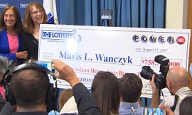 Mavis Wanczyk xuất hiện để nhận giải. Ảnh: BBC.