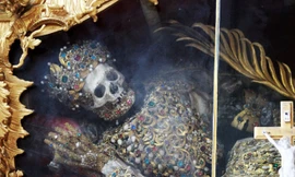 Bộ xương đính đầy vàng bạc châu báu trong nhà thờ Đức