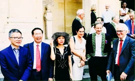 Giáo sư Ngô Bảo Châu (ngoài cùng bên trái) cùng các nhà khoa học chụp hình lưu niệm trước cửa Viện Hàn lâm Khoa học Pháp. Ảnh: Minh Tuấn.