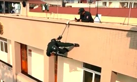 Tân binh đặc nhiệm luyện đu dây, leo tường chống khủng bố