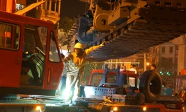 Cần cẩu 250 tấn được lắp đặt để vận chuyển đoàn tàu lên đường ray. Ảnh: Sỹ Lực.