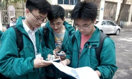 Học sinh tại trường THPT Nguyễn Tất Thành trao đổi đáp án sau giờ thi.