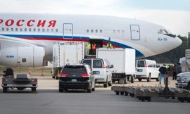 Máy bay Nga đến đón các nhà ngoại giao và gia đình. Ảnh: RTE.