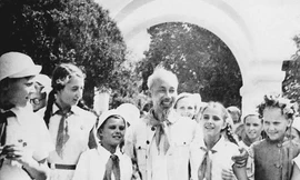 Bác Hồ với các cháu thiếu nhi Liên Xô (8/1957). Ảnh: Tư liệu.