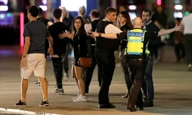 Cảnh sát phong tỏa đường dẫn lên cầu London. Ảnh: AP.