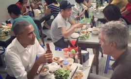 Anthony Bourdain và ông Obama thưởng thức bún chả Hương Liên khi thăm Việt Nam. Nguồn: Tribune.com.pk.
