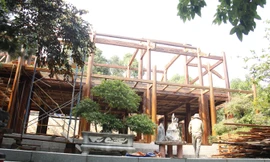 Ngôi biệt phủ với khu nhà gỗ đắt tiền được tháo dở vào năm 2016. Ảnh: Thanh Trần.