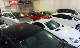 Các dòng ôtô cũ tầm trung nằm dài từ nhiều tháng nay do người dân chờ đợi đợt giảm thuế nhập khẩu vào năm 2018. Ảnh: Quang Thắng.