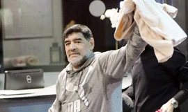 Maradona xô xát với bạn gái sau đêm Valentine mặn nồng