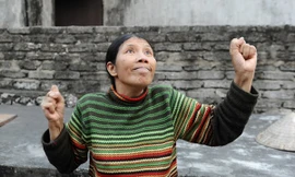 Bà Vũ Thị Đào (51 tuổi) diễn lại cảm xúc sợ hãi.