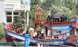 Cán bộ điều tra khám nghiệm tàu BL 93322 vào sáng ngày 7/4.