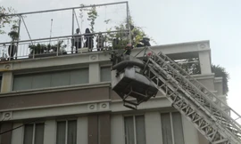 Giải cứu hàng chục người mắc kẹt vụ cháy nhà cao tầng ở trung tâm Sài Gòn