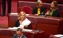 Nghị sĩ Larissa Waters và con gái Alia Joy trong Thượng viện Úc hồi tháng 5. Ảnh: Reuters.