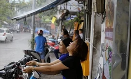 Mưa dông trên khu vực Hà Nội. - Ảnh: Như Ý