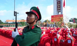 104 bộ hài cốt liệt sỹ là quân tình nguyện và chuyên gia Việt Nam hy sinh ở nước Cộng hòa dân chủ nhân dân Lào về với đất mẹ.