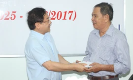 Nhà báo Lê Xuân Sơn, Tổng Biên tập báo Tiền Phong thay mặt bạn đọc gửi đến ông Nghĩa và gia đình số tiền hỗ trợ 90 triệu đồng.