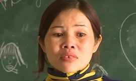 Cô giáo khóc khi phải rời trường để làm công việc không đúng chuyên môn. (Ảnh cắt từ clip.