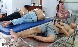 Ba nạn nhân đang cấp cứu tại bệnh viện.
