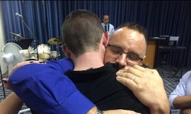 Hành động của ông bố với kẻ giết con khiến người vô cảm cũng rơi lệ