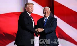 Ông Donald Trump (trái) và "Phó tướng" Mike Pence tại Đại hội toàn quốc đảng Cộng hòa ở Cleveland, bang Ohio ngày 20/7/2016. Ảnh: AFP/TTXVN.
