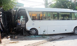 Ôtô khách chở gần 40 người nước ngoài lao vào nhà dân. Ảnh: Văn Phước.