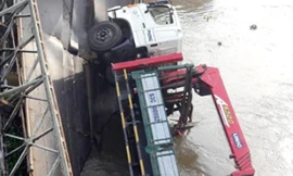 Cầu sập, xe ép cọc cùng 2 người rơi xuống sông