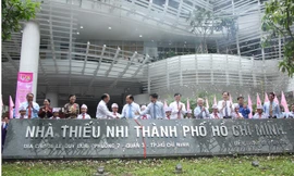 Các vị lãnh đạo T.Ư và TPHCM cắt băng khánh thành công trình nâng cấp Nhà thiếu nhi TPHCM.