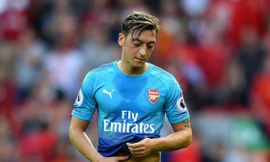 Đây là hình ảnh thường thấy nhất của Mesut Oezil ở mùa này. Ảnh: Getty Images.
