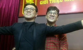 Các nghệ sĩ cây đa cây đề chụp ảnh với tượng sáp của mình tại Sài Gòn