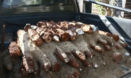 Đầu đạn và vật liệu nổ được di chuyển ra khỏi hiện trường.