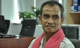 Hai năm sau khi giải oan, ông Nén nhận quyết định bồi thường. Ảnh: Pháp Luật TP.HCM.