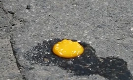 Mục kích rán trứng trong 'chảo lửa' Hà Nội