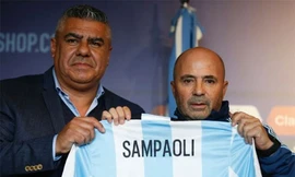 HLV Sampaoli (phải) đã có màn ra mắt thành công.