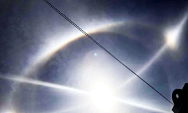 Mặt trời lạ mắt với 3 quầng sáng bao quanh.