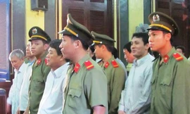 ‘Quan huyện’ và nữ đại gia trước vành móng ngựa