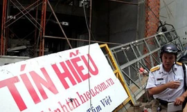 Đứt cáp khi gắn kính, sáu người bị thương nặng