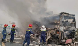 Xe giường nằm cháy rụi trên cao tốc Pháp Vân - Cầu Giẽ