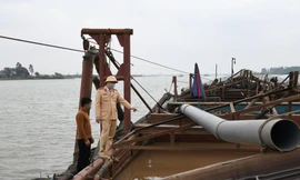 Cảnh sát vây bắt 14 tàu hút cát trái phép cùng 55 đối tượng liên quan 