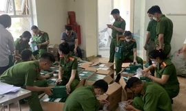 Gom khóa cửa trôi nổi rồi dán nhãn hàng hiệu để tiêu thụ