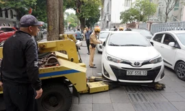 CSGT xuất quân xử lý ô tô chiếm lòng đường, vỉa hè ở quận Hoàn Kiếm 