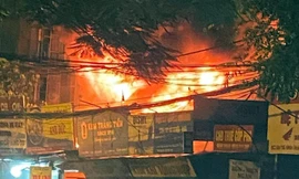 Lửa ngùn ngụt, khói bốc cao tại dãy ki-ốt trên phố Nhân Hòa, Hà Nội