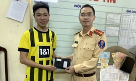 Cuộc gọi bất ngờ từ CSGT tới thanh niên làm rơi ví khi đi mua thuốc cho bố