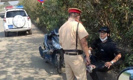 Nam thanh niên đi xe máy gục ngã xuống đường được CSGT đưa đi cấp cứu