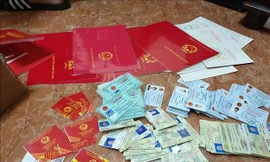 Từ chiếc ví bỏ quên tại ngân hàng lộ ổ nhóm làm giả giấy tờ mở tài khoản ngân hàng