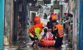 Thuỷ đoàn I phối hợp Công an Đà Nẵng giúp người dân bị ảnh hưởng bão số 5