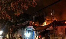 Hà Nội: Cháy 4 ki-ốt trên đường Lĩnh Nam lúc rạng sáng